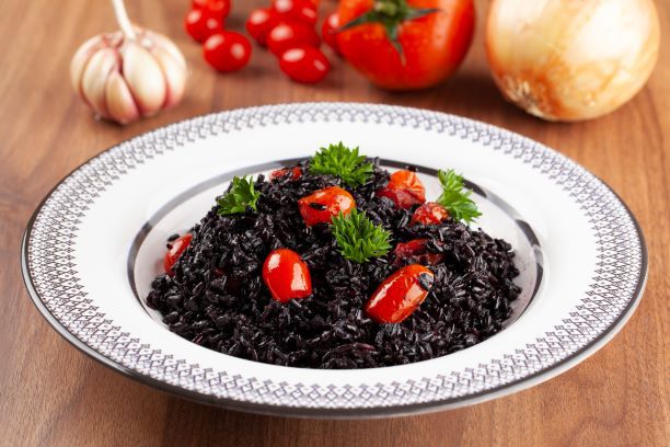 Arroz negro com tomate e manjericão congelado 180g