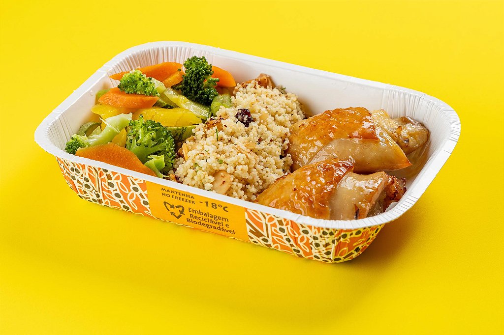 Coxa de frango desossada com cuscuz marroquino, amêndoas, uva passa e legum...