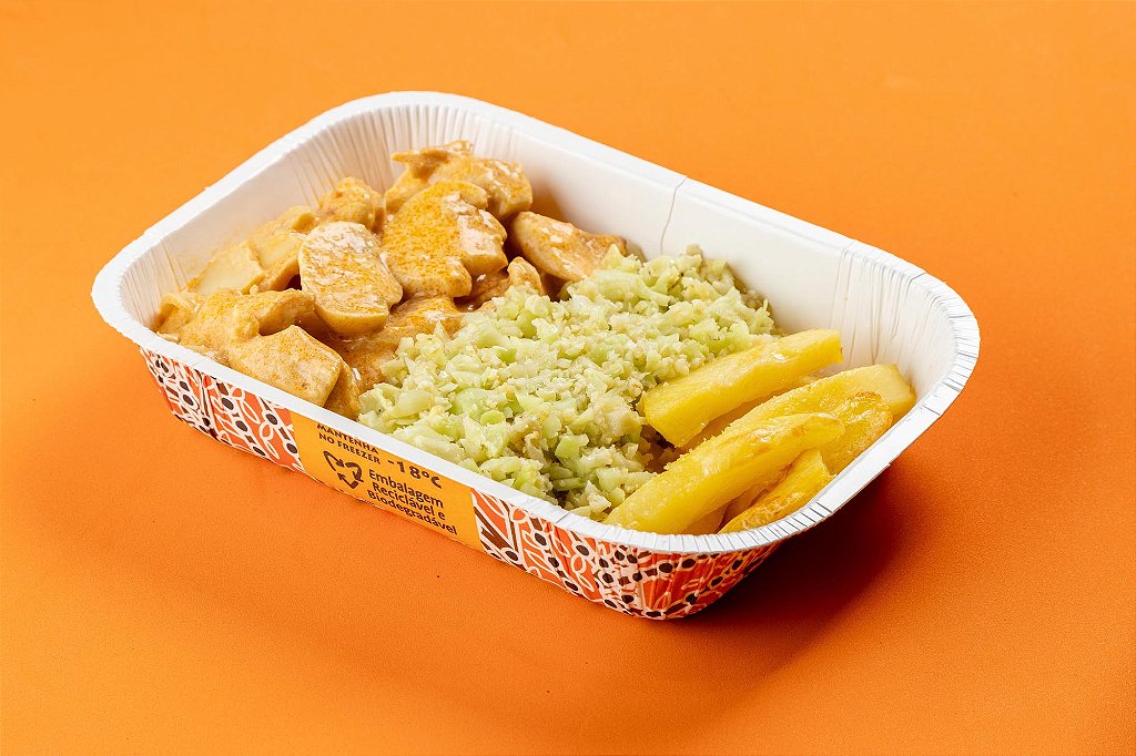 Estrogonofe de frango com falso arroz de couve-flor e batata assada na mant...