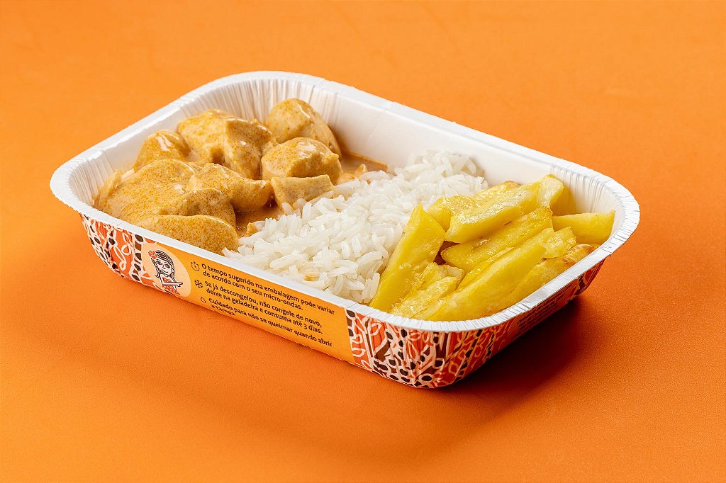 Estrogonofe de peito de frango com arroz branco e batatas na manteiga 400g