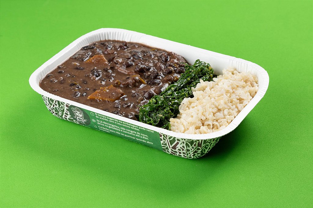 Feijoada vegetariana com arroz integral, couve refogada e farofa de cebola ...