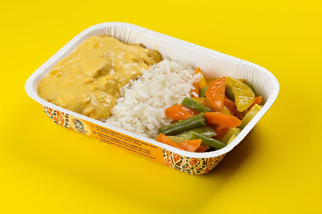 Filé de frango com creme de milho, arroz branco e legumes salteados no azei...