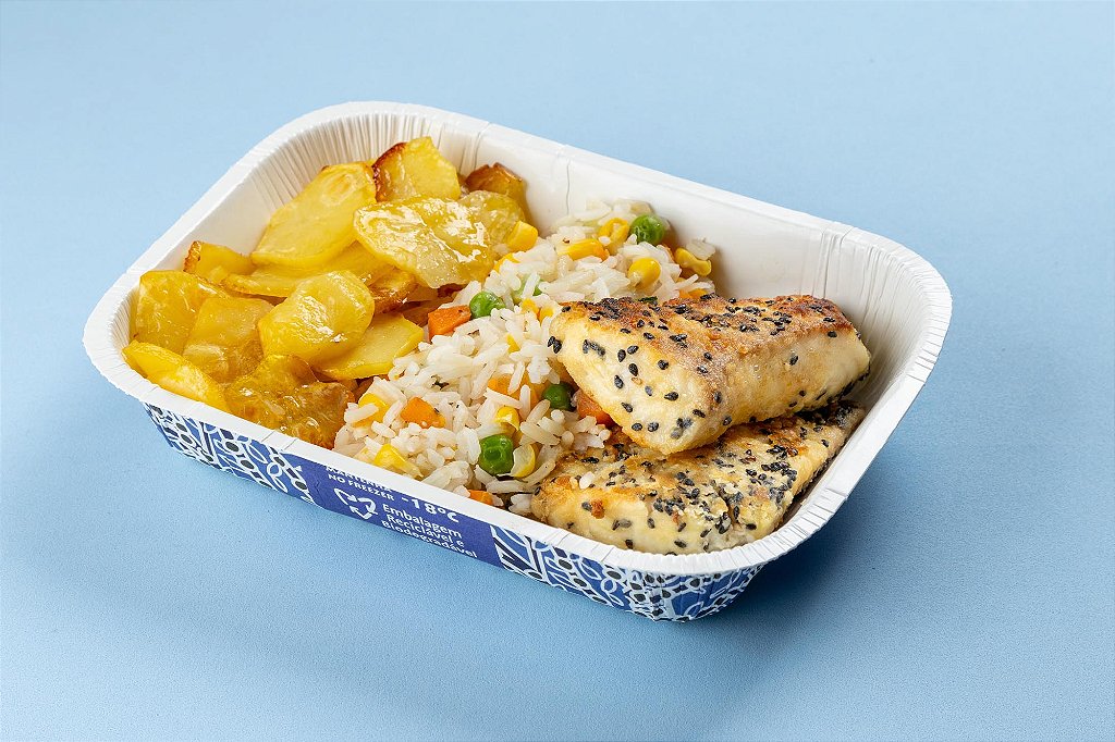 Filé de Saint Peter com gergelim negro, arroz primavera e batata assada na ...