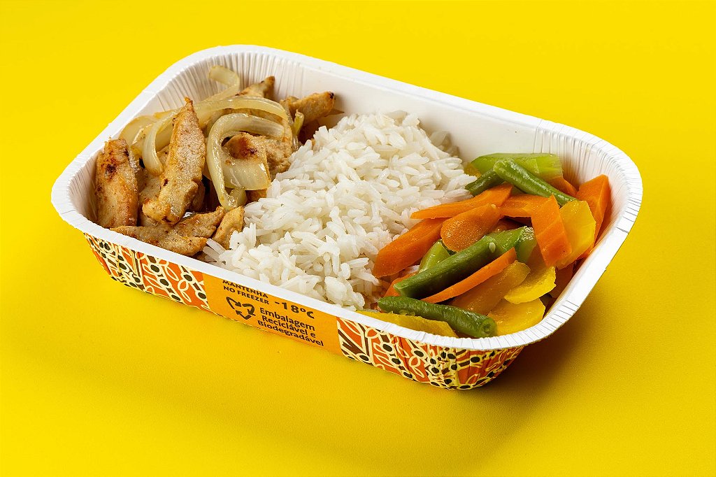 Iscas de filé de peito de frango acebolada com arroz branco e legumes salte...