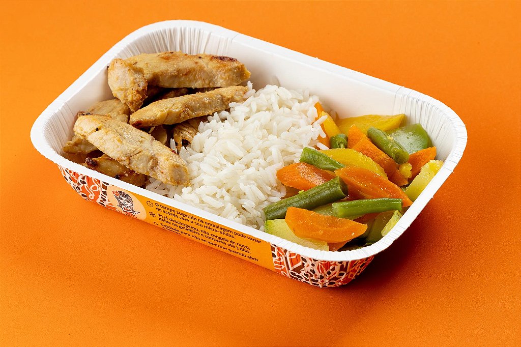 Iscas de filé de peito de frango com arroz branco e legumes salteados no az...