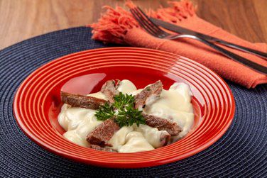 Iscas de filé mignon com creme de requeijão congelado 200g