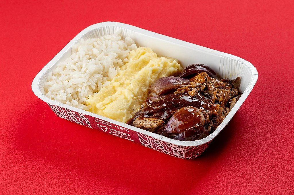 Maminha assada ao molho de cebola roxa e vinho com arroz branco e purê de b...