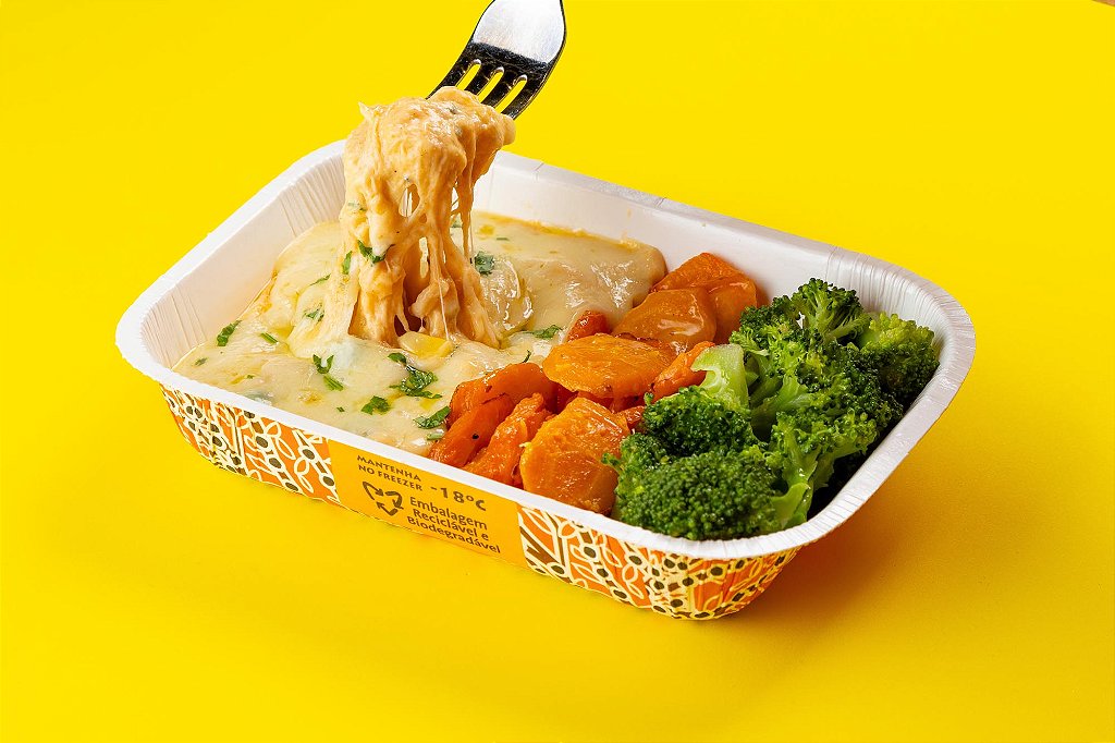 Peito de frango desfiado com ervilhas, milho, salsinha e catupiry com cenou...