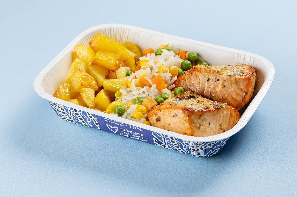 Salmão ao molho de ervas finas, arroz primavera e batata bolinha na manteig...