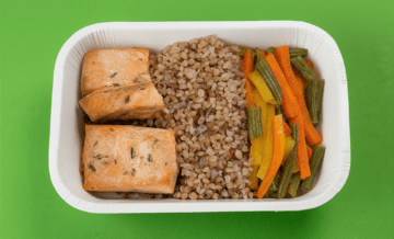 Salmão grelhado ao molho de ervas finas, arroz cateto vermelho e legumes no...