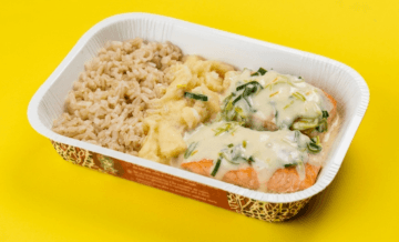 Salmão Grelhado ao Molho de Alho-Poró com Arroz Integral e Purê de Batata
