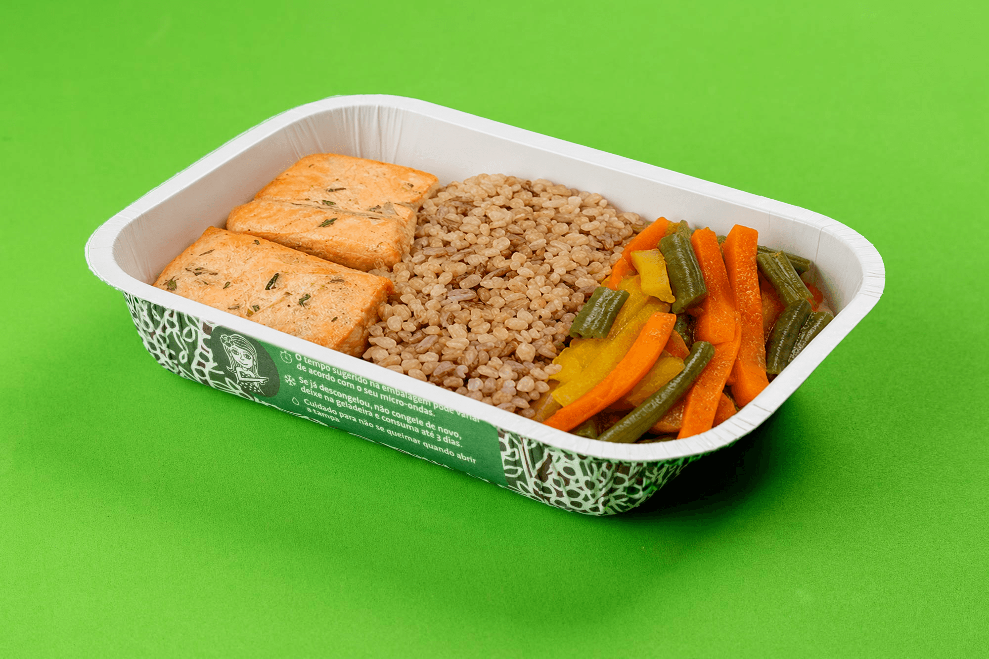 Salmão Grelhado ao Molho de Ervas Finas, Arroz Cateto e Vermelho e Mix de Legumes